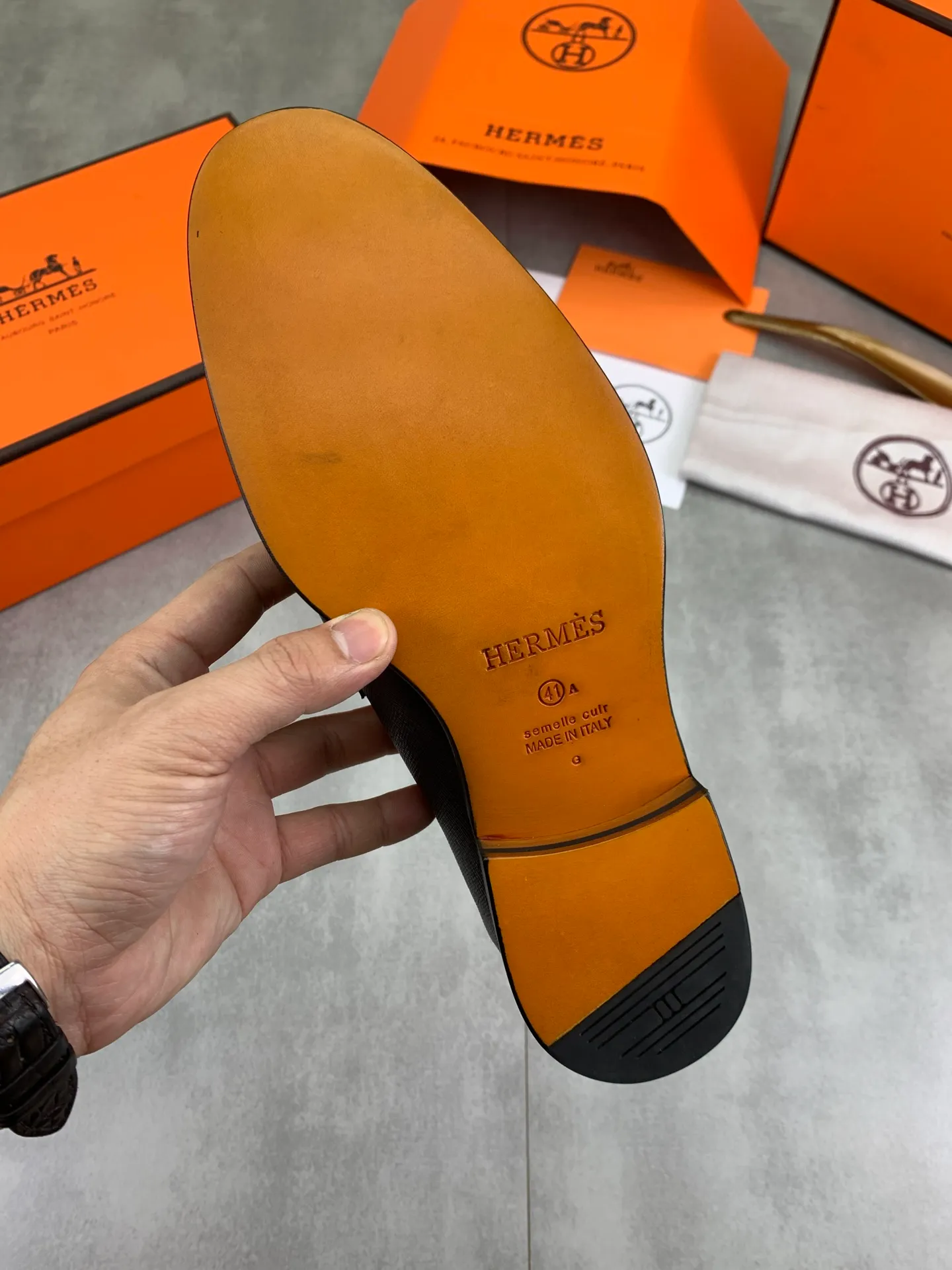 Factory price P980 💰💎💎💎 Original genuine leather outsole Brand: Hermès Grade: Same as the official website Original quality materials: Original soft calfskin Water-dyed cowhide lining Original Italian genuine leather outsole Style categories: Men's fashion Formal casual leather shoes Slip-on men's shoes series Young fashion European and American trends British style Code number: 39-45 (38.46 can be customized)